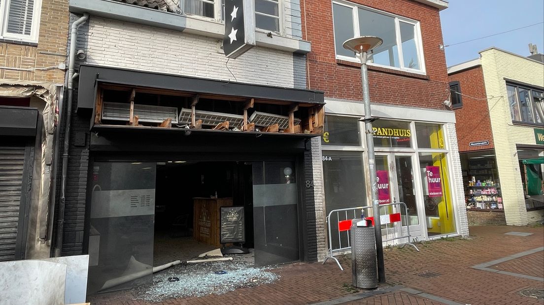 De gevel van de kapperszaak in de Langestraat in Winschoten ligt er uit na de explosie vannacht