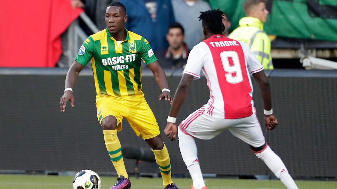 ADO-speler Sheraldo Becker met Ajax-speler Bertrant Traoré