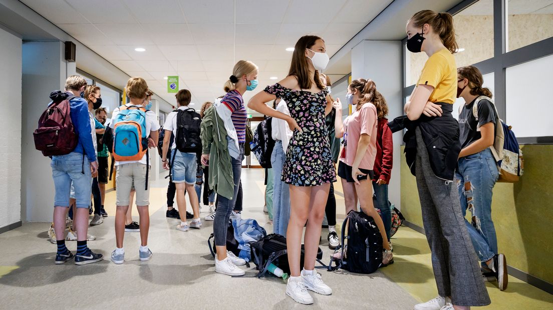 Middelbare scholieren moeten vanaf maandag een mondkapje op.