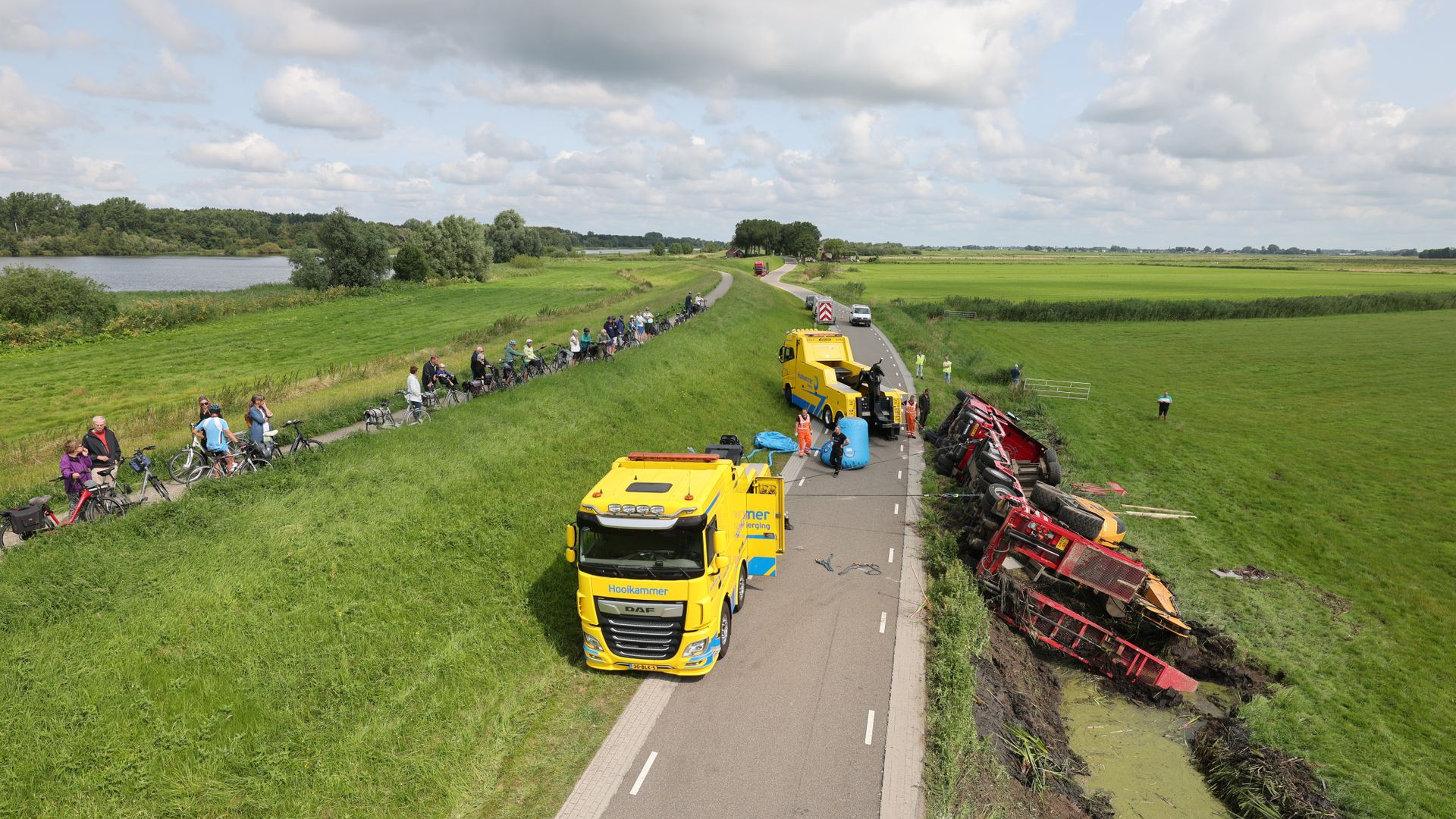 Vrachtwagen valt om in sloot