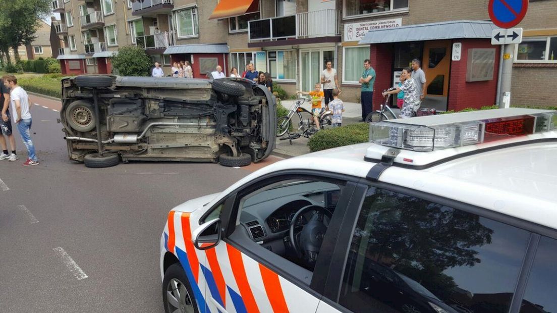 Auto kantelt na aanrijding