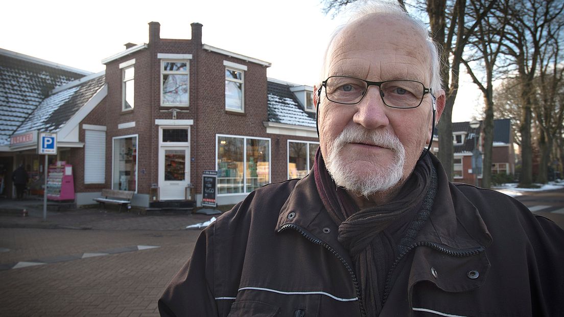 Ger de Leeuw in januari vorig jaar voor de vroegere textielzaak van zijn vader in Westerbork (Rechten: Jan Anninga)