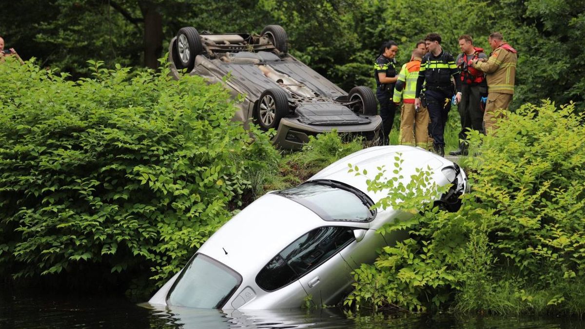 Een auto in het water, de andere ondersteboven bij ernstig ongeluk