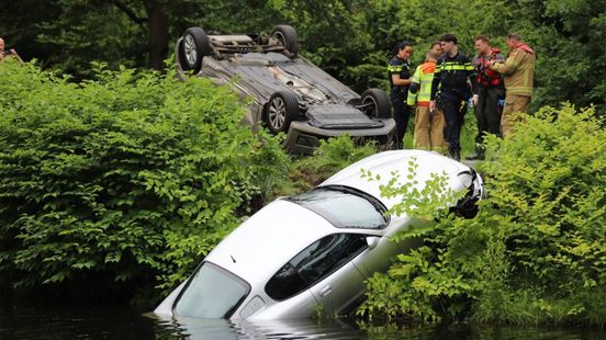 Een auto in het water, de andere ondersteboven bij ernstig ongeluk