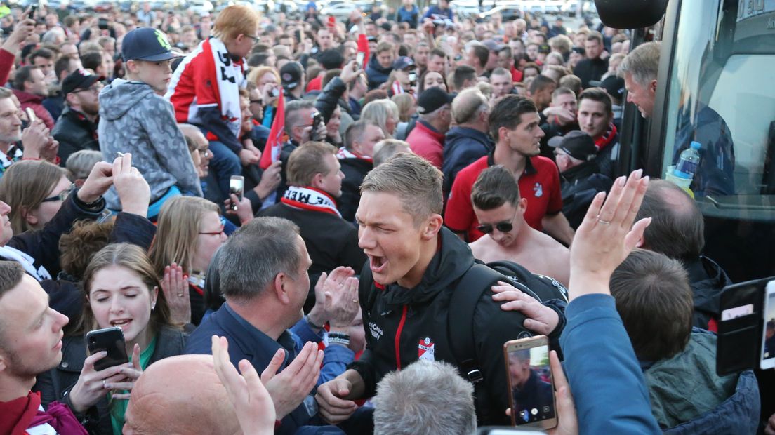 Kjell Scherpen wordt ontvangen door de supporters (Rechten: Gerrit Rijkens)