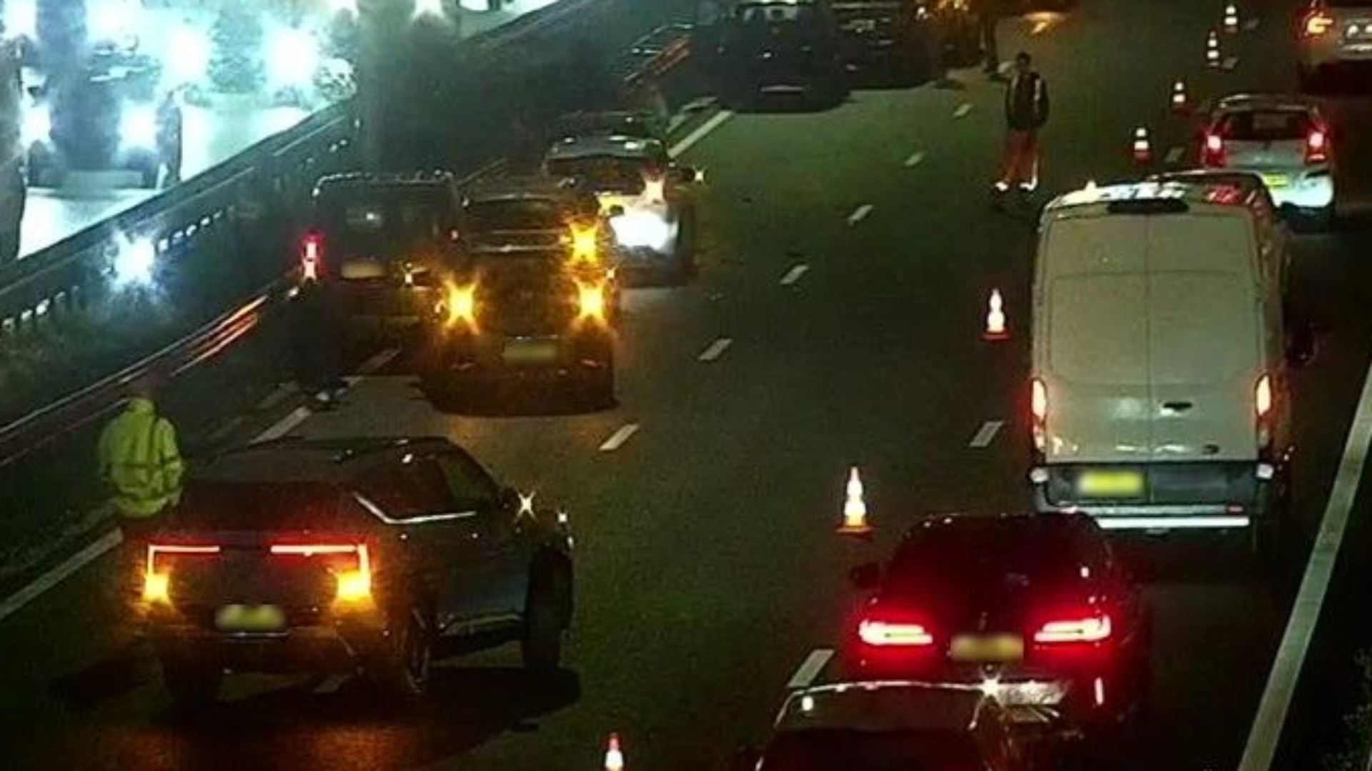 Door een ongeluk met meerdere voertuigen is de vertraging op de A16 opgelopen tot meer dan een uur.