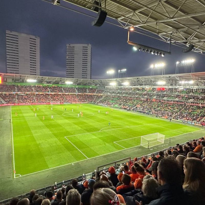 In Beeld: Drie goals, een wave en ruim 22.000 supporters kleuren Euroborg oranje