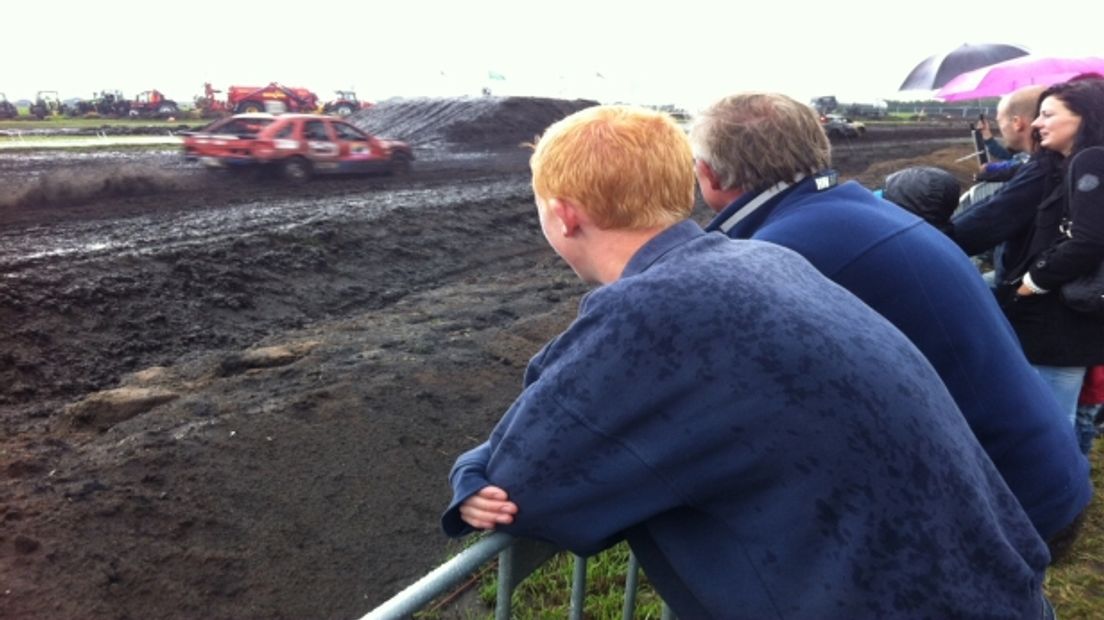 In de regen naar de cross kijken