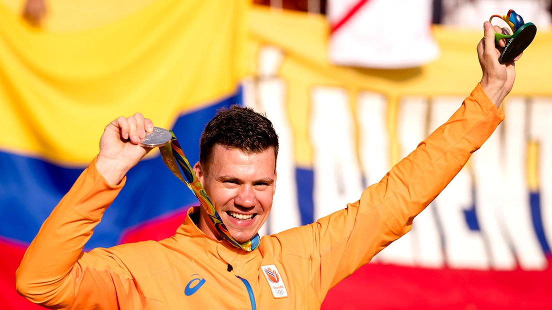 Jelle van Gorkom met zijn zilveren medaille op de Olympische Spelen in Rio de Janeiro.