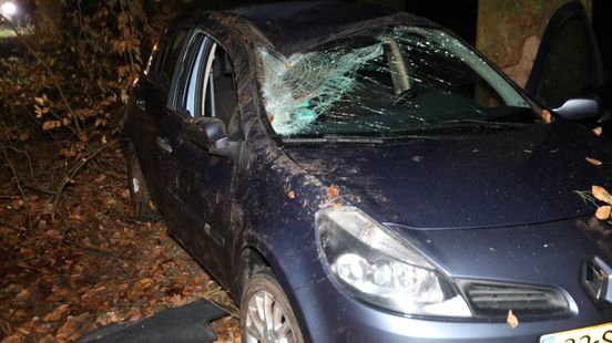 Foto: Auto vliegt uit de bocht door gladheid