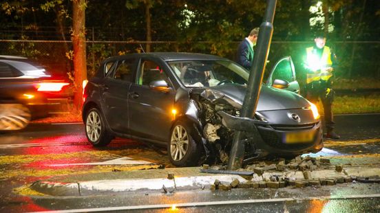 Botsing met lantaarnpaal • explosie