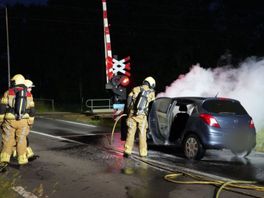 112 Nieuws: Auto vliegt in brand op overweg in Nieuwleusen