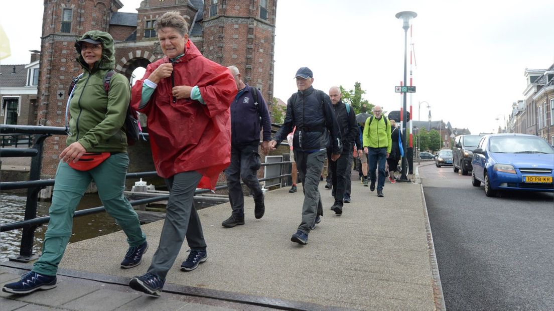 Wandelaars op dag 1 van de Elfstedenwandeltocht 2022