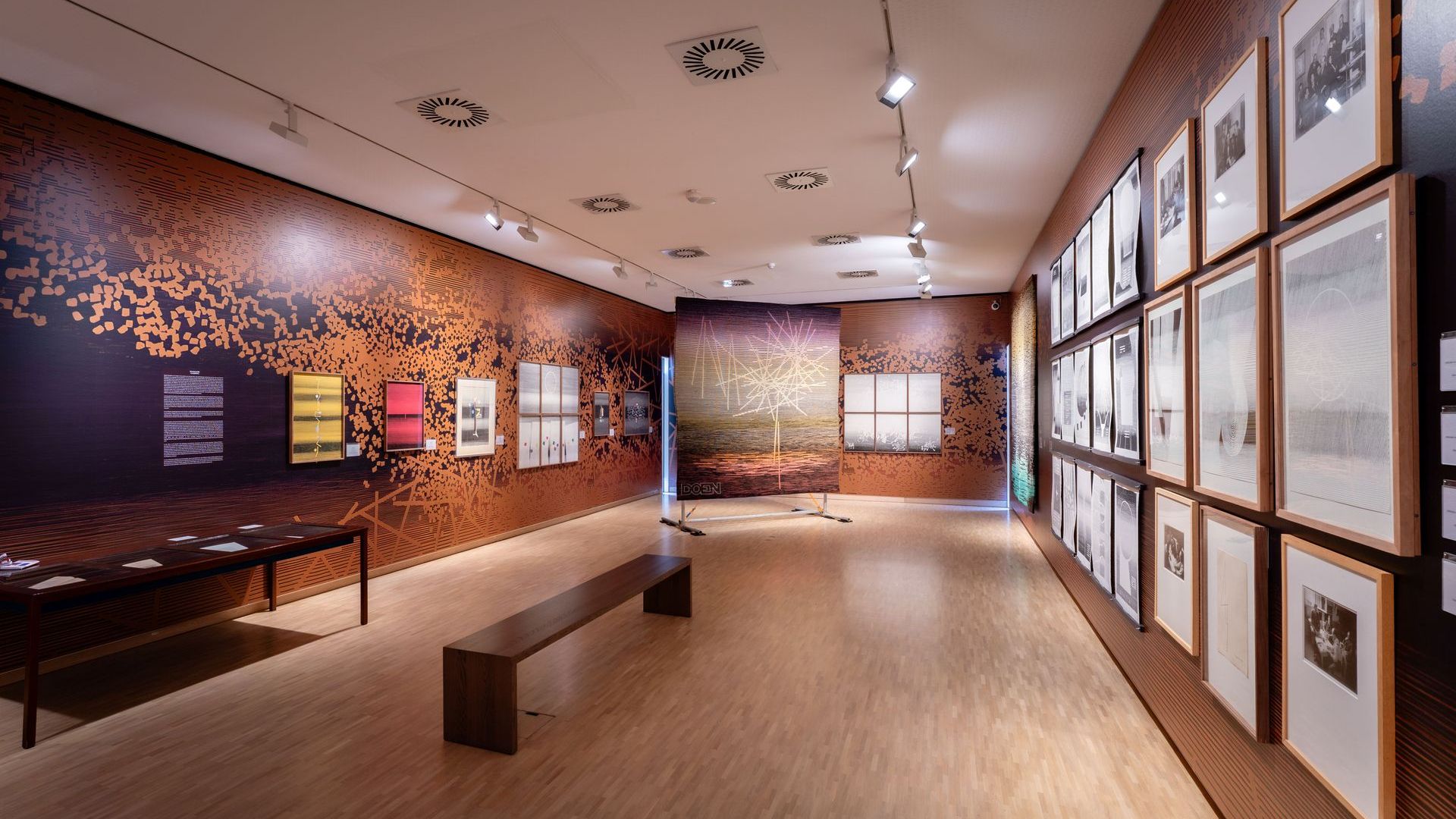 Een overzicht van de zaal in museum Villa Mondriaan.