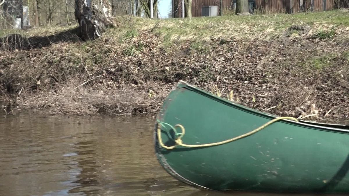 In Gasselternijveen varen bezoekers een tochtje met de kano om over het water te leren