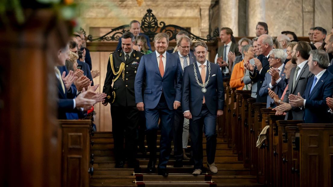 Koning Willem-Alexander treedt de Sint-Janskerk binnen