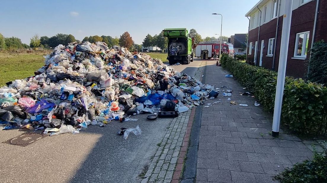 Het huisvuil ligt in een Groenlose woonwijk.