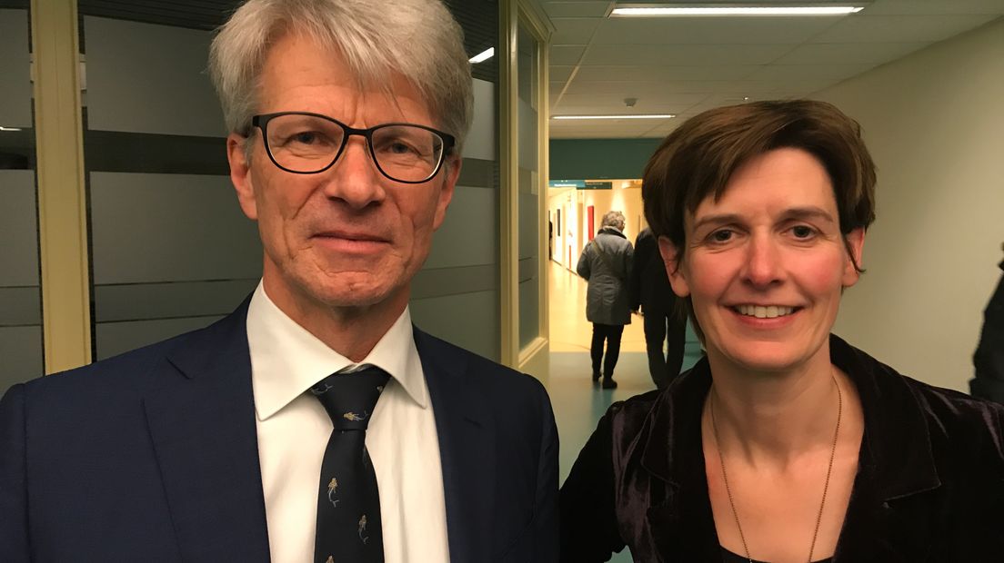 Rob Dillmann van Isala en Mariska de Groot van het Diaconessenhuis presenteerden het nieuwe ziekenhuis (Rechten: Serge Vinkenvleugel / RTV Drenthe)