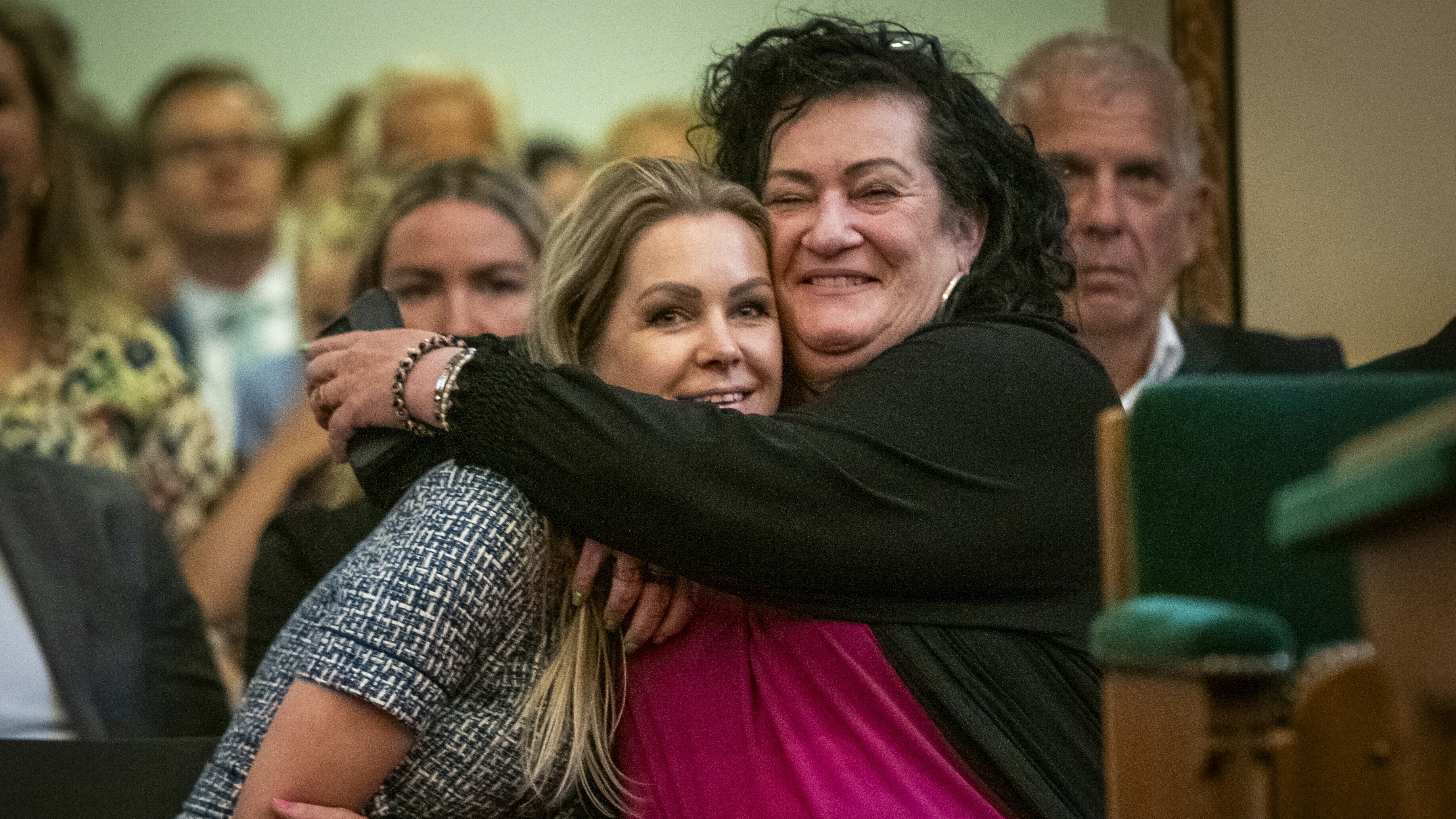 Caroline van der Plas (r) krûpt Femke Wiersma oan by har ynstallaasje as deputearre