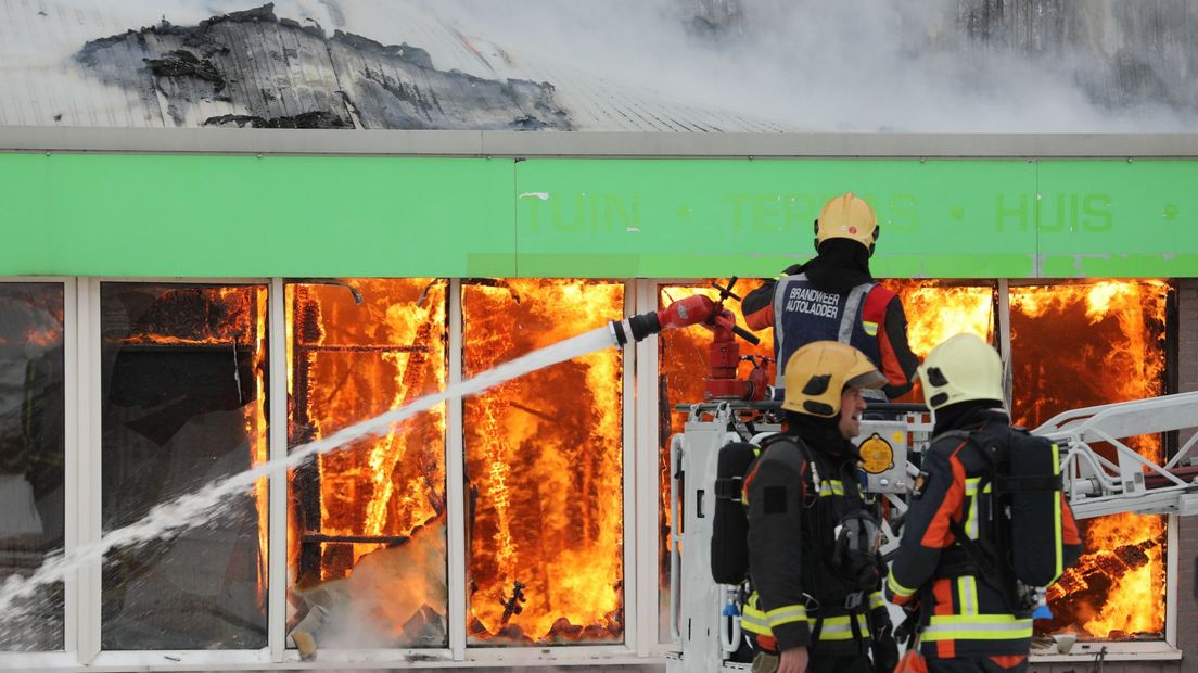 Grote brand in het tuincentrum in Lisse