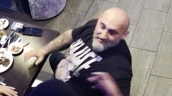 Cafébezoeker in elkaar geslagen door groep mannen Nieuws