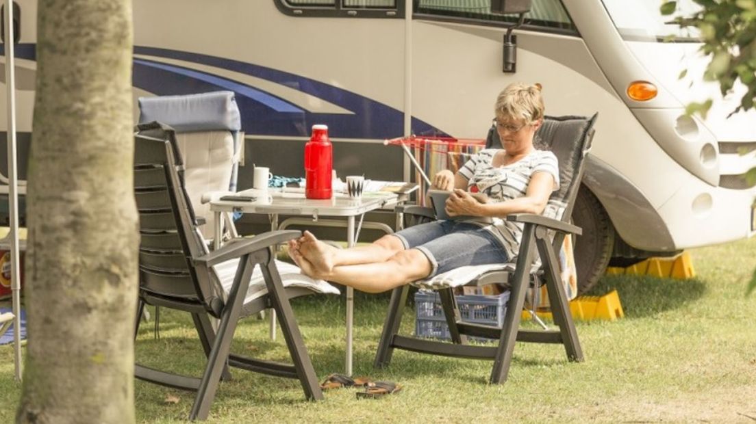 Een campinggast geniet van haar rust