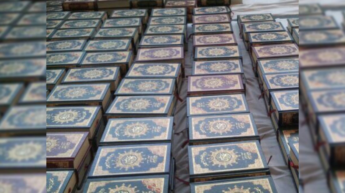 Gedoneerde korans in As-Soennahmoskee.