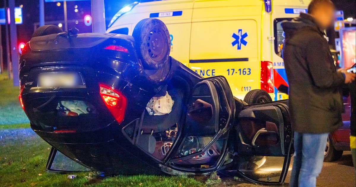 Auto slaat over de kop | Verdachte vermissing 60-jarige vrouw