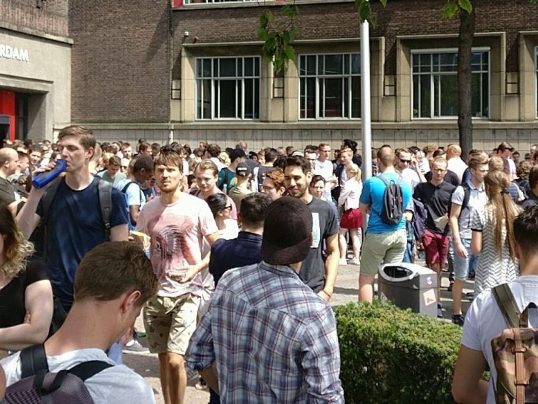 Studenten staan buiten op het Academieplein
