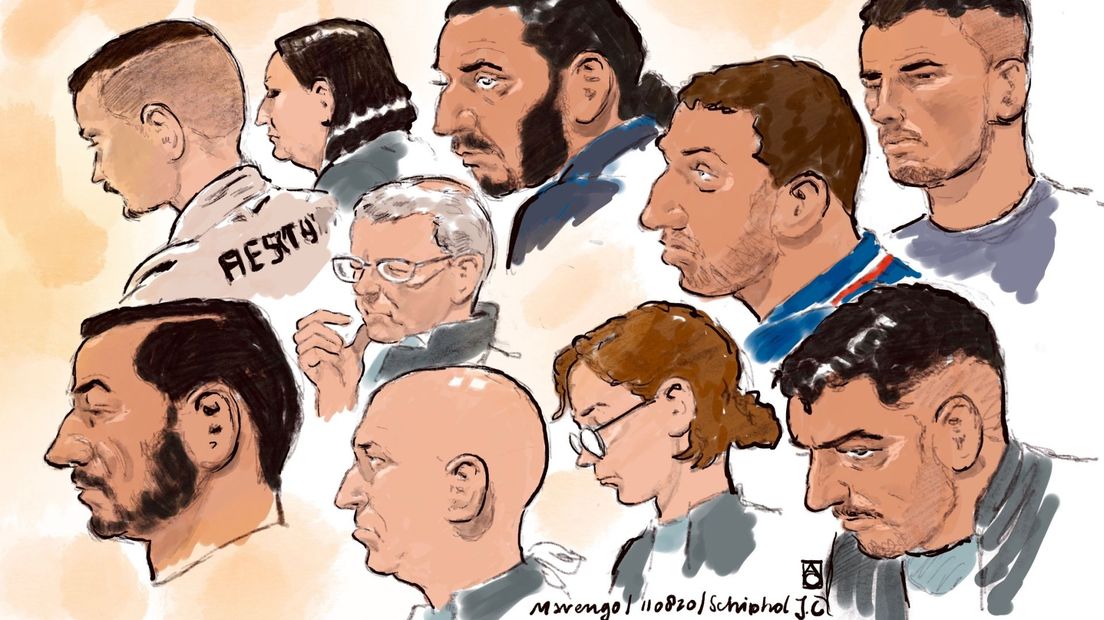 Rechtbanktekening van verdachten en advocaten in het proces. Links in het midden met bril strafpleiter Nico Meijering.