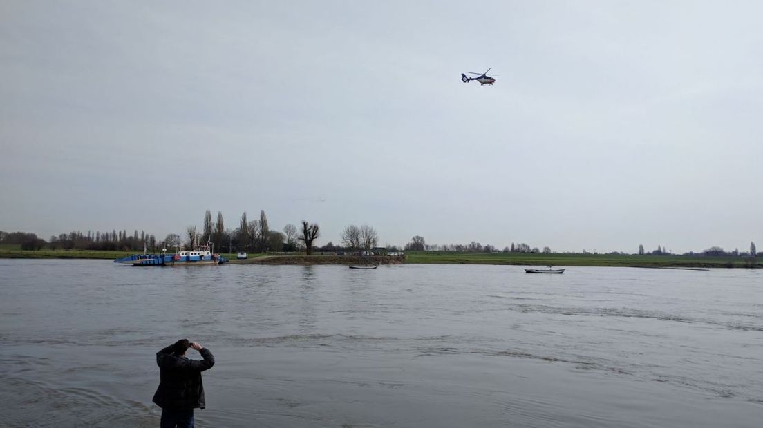 Op de Nederrijn bij Huissen (gemeente Lingewaard) is vanochtend een roeiboot omgeslagen. Volgens de brandweer zijn daarbij vijf personen te water geraakt. Twee roeiers raakten vermist. Het lichaam van één van de roeiers is gevonden.