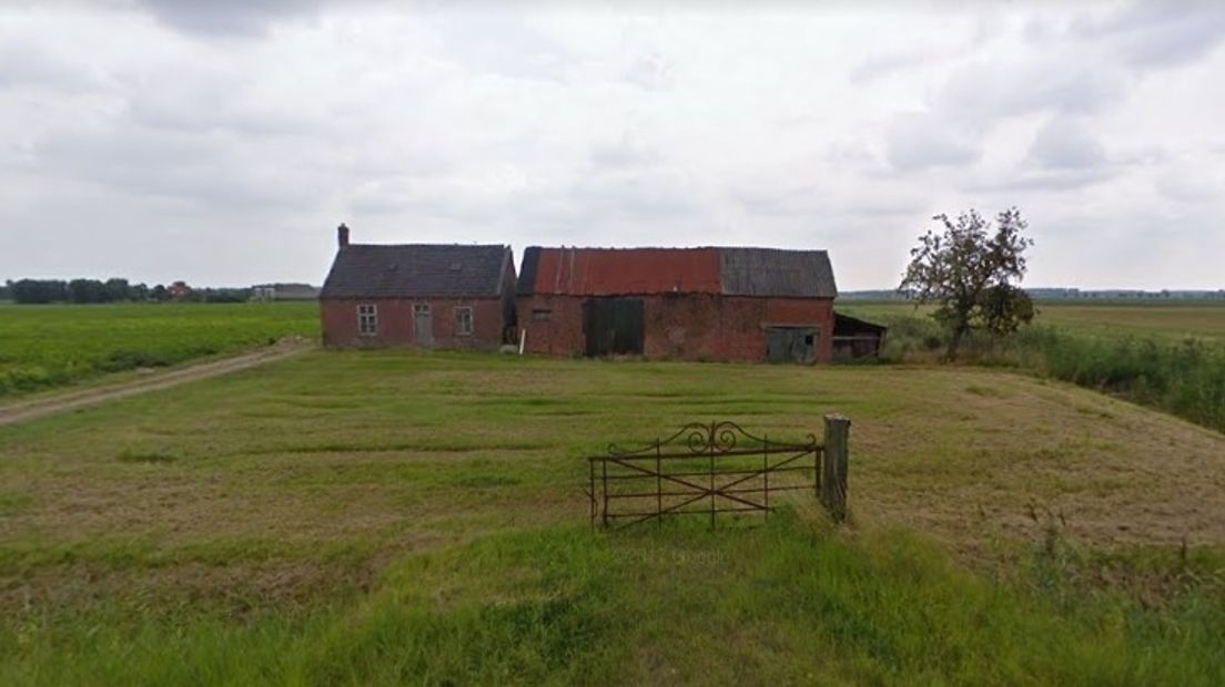 Leegstaande boerderij in Vogelwaarde waar een uitslaande brand woedt in de schuur