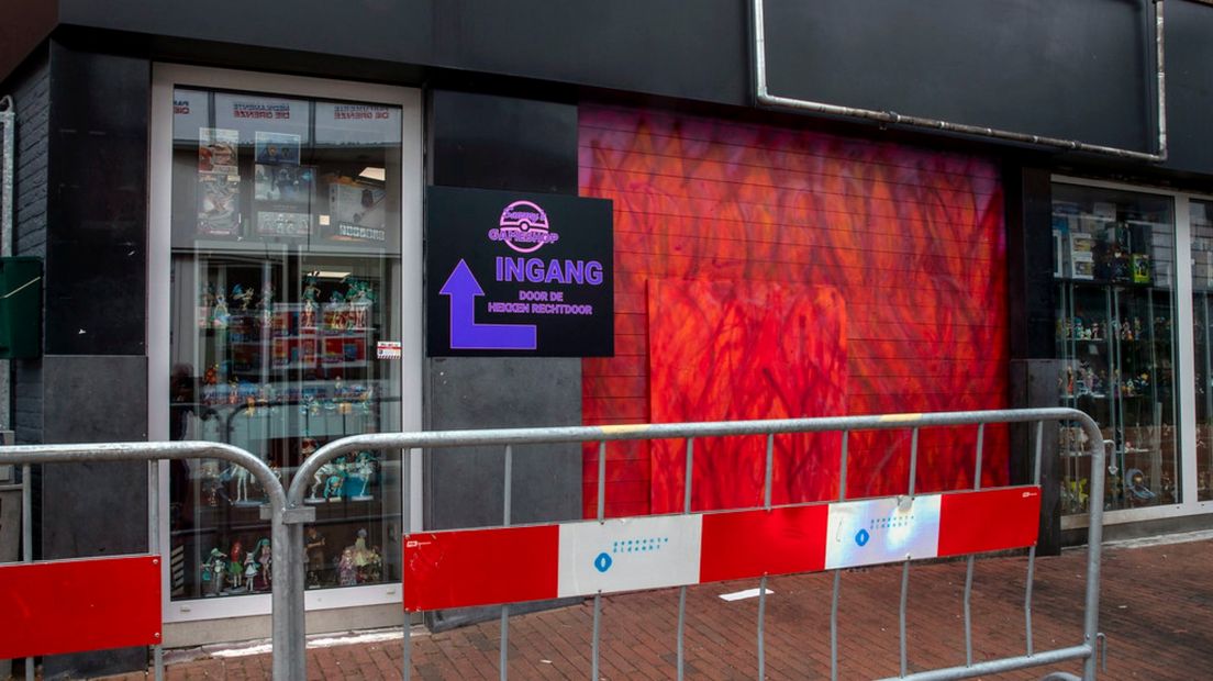 De gevel van de gameshop die in september geraakt is door een bom