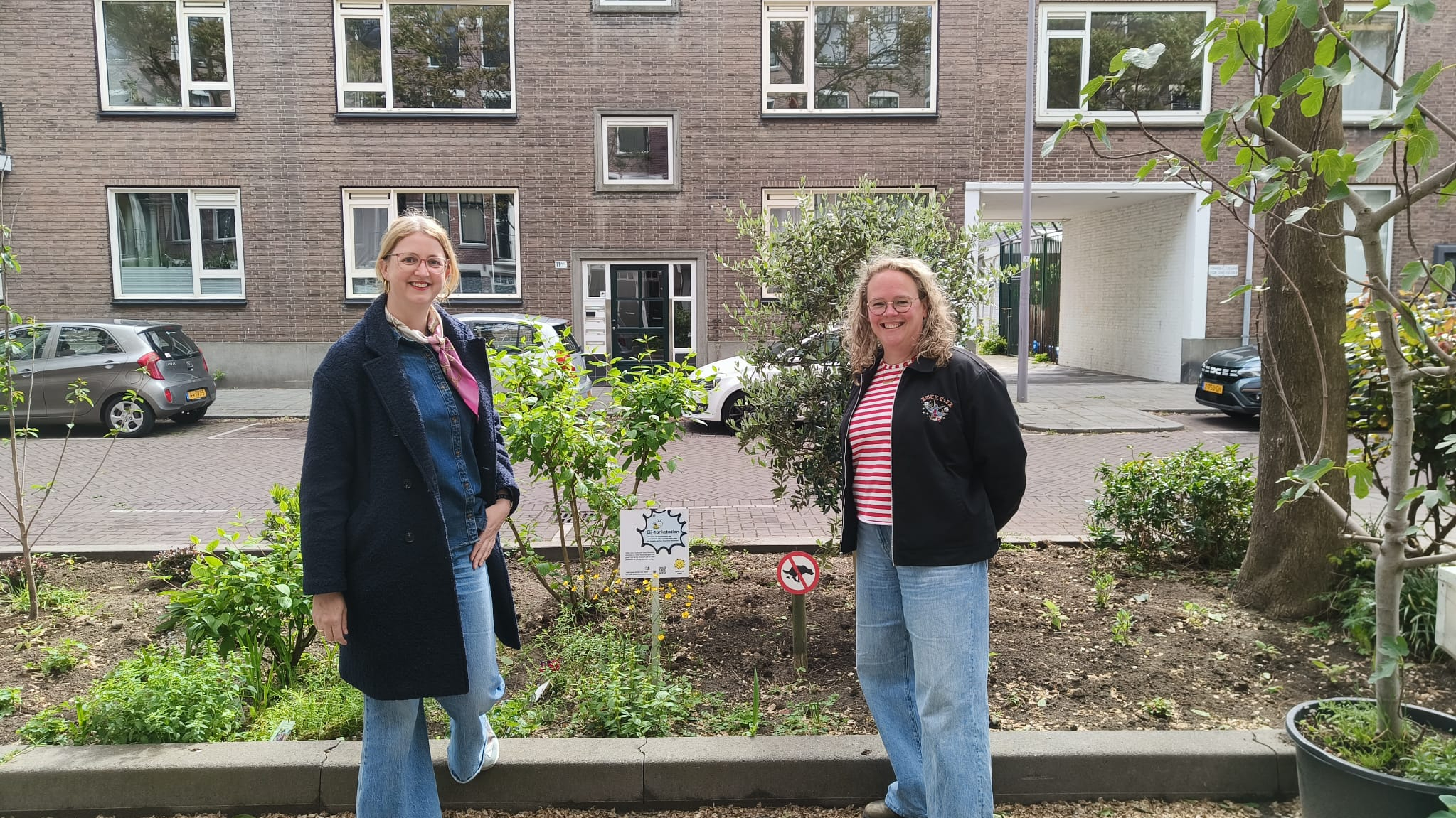 Eva (l) en Carlein (r) bij hun bij-tankstation