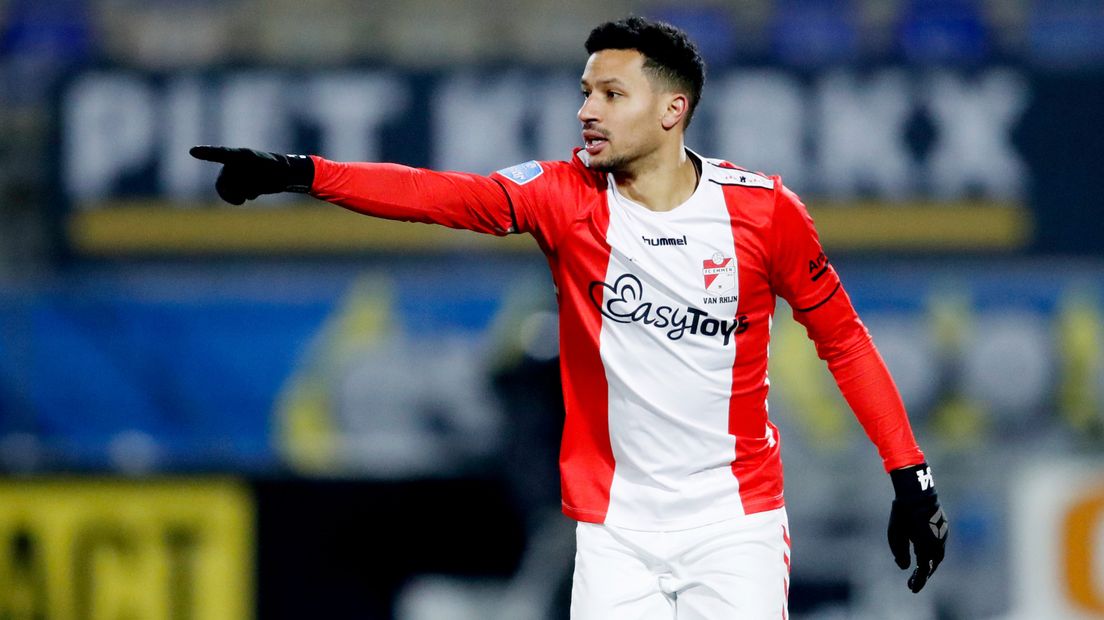 Oud-prof Ricardo van Rhijn in actie namens FC Emmen