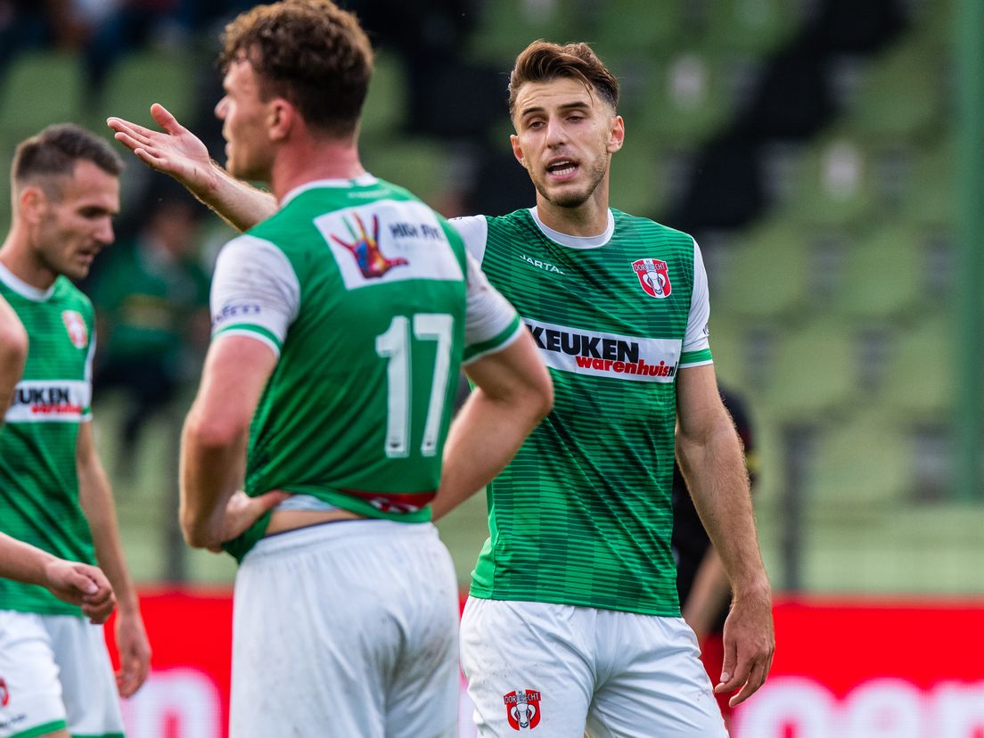 Özgür Aktas beklaagt zich bij zijn ploeggenoten van FC Dordrecht. Op de rug Julius Bliek (Bron: VK Sportphoto)
