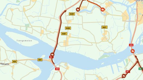 Nog meer verkeersellende: ruim uur vertraging door ongeluk. Nog meer verkeersellende: ruim uur vertraging door ongeluk.