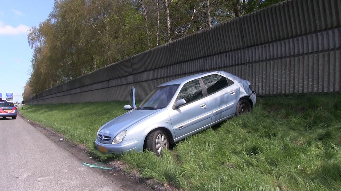 De auto tegen de geluidwal (Rechten: Persbureau Meter)