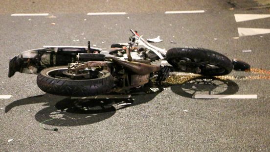 Gewonde bij botsing tussen auto en vrachtwagen bij Weert. Gewonde bij botsing tussen auto en vrachtwagen bij Weert.