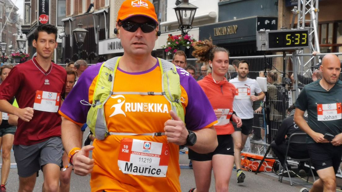 Duizenden deelnemers lopen de Leiden Marathon. 