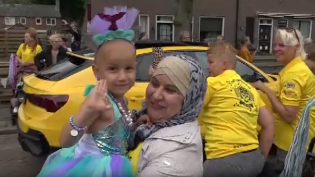 Sarah (5) met haar moeder Fatima