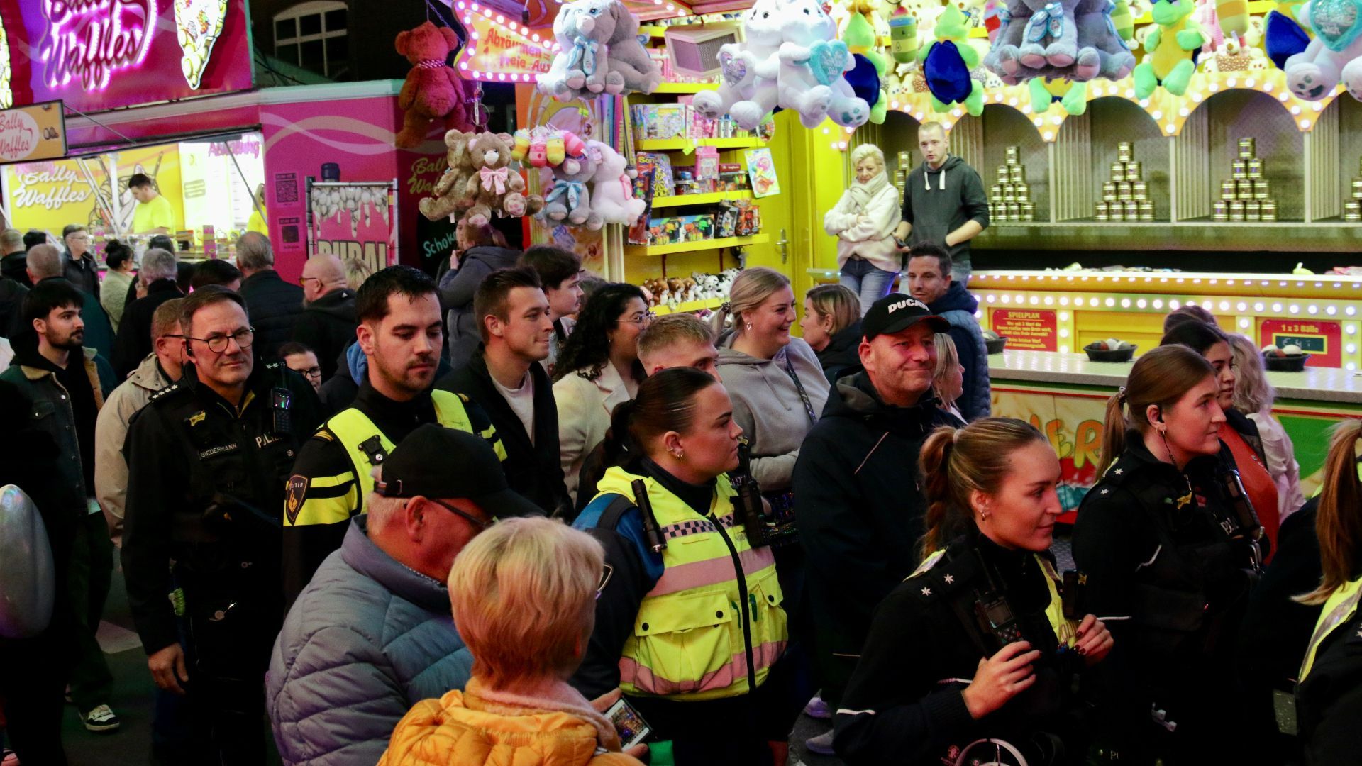 De Nederlandse politieagenten en BOA's lopen met de Duitse agenten patrouille over de Bocholtse kermis