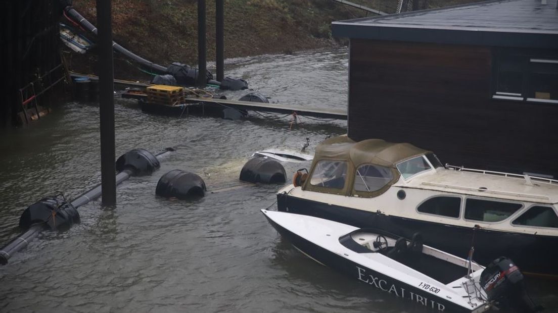 Het gezonken bootje in Tiel