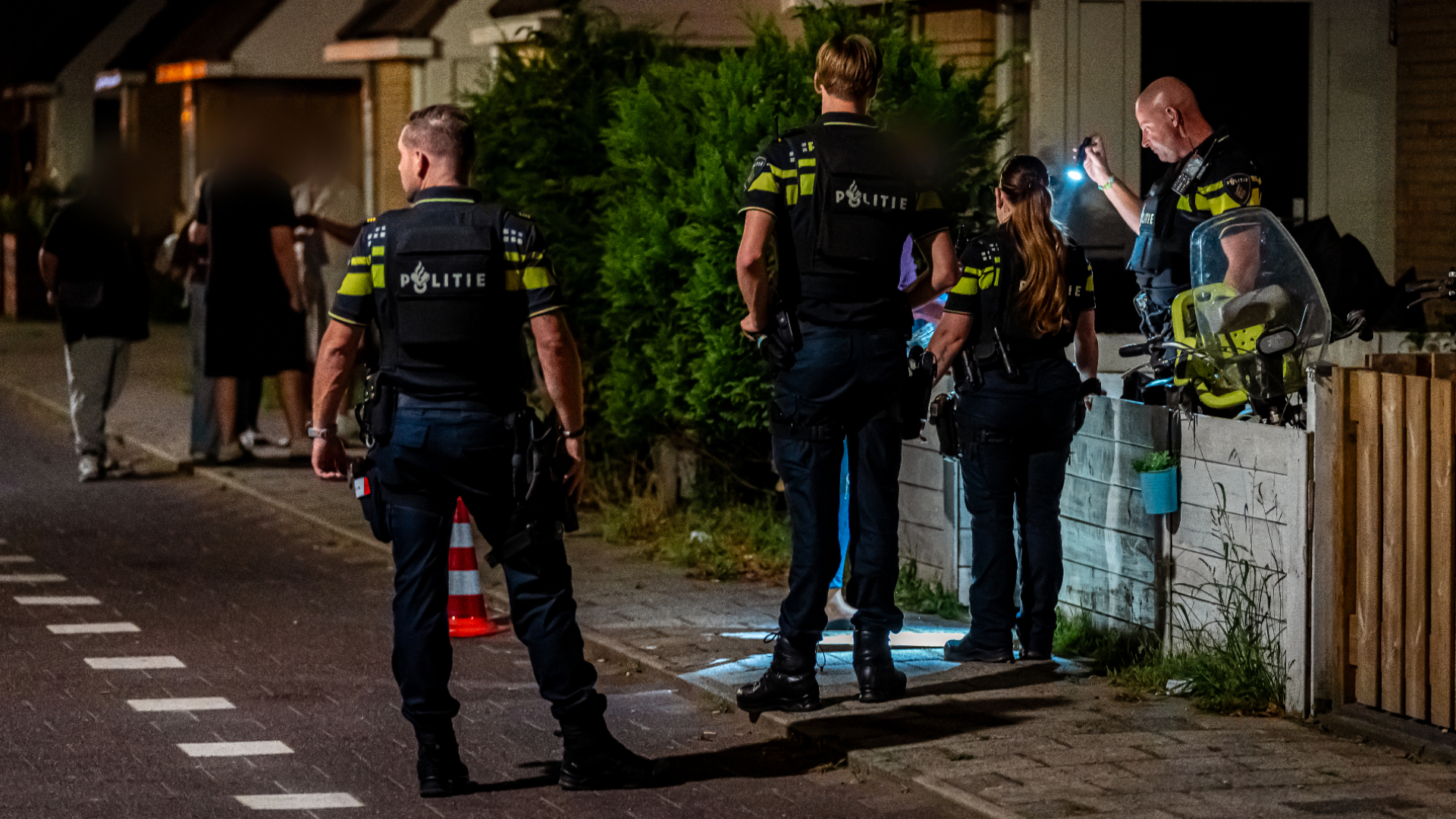 Onderzoek bij de woning na de schietpartij.