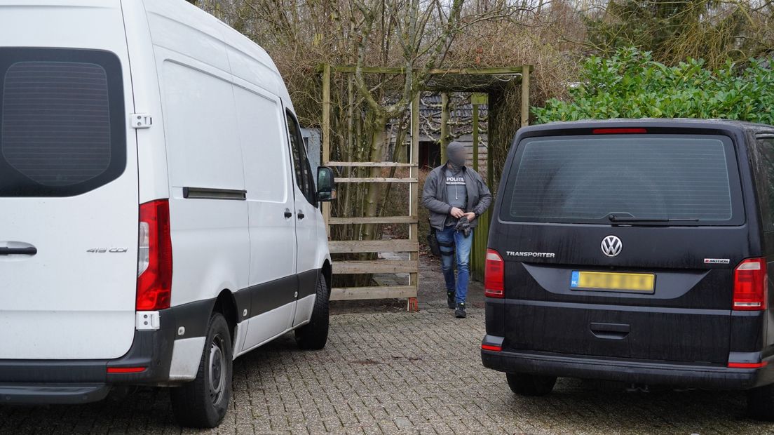 De politie is ter plaatse bij een woning in Bellingwolde