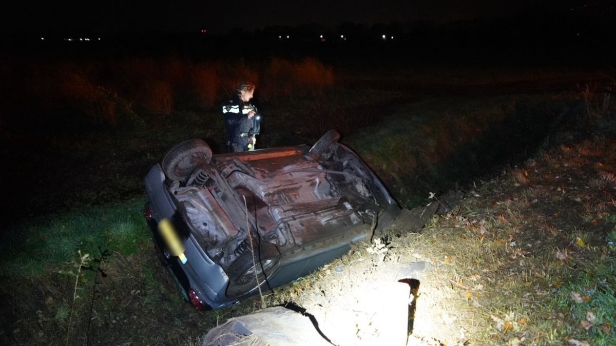 Auto komt op de kop in sloot terecht