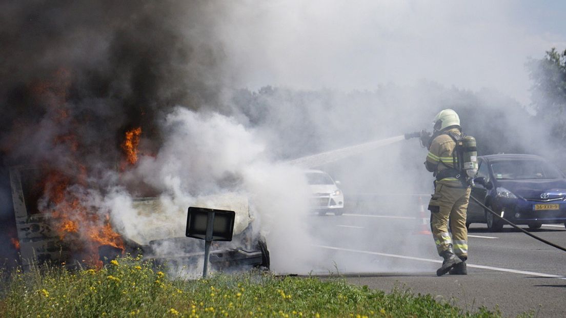 Busje van Hengeloër brandt uit op A73 in Noord-Brabant