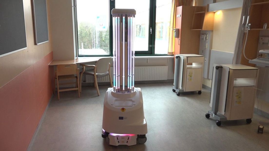 Robot desinfecteert Covid-verpleegkamer.