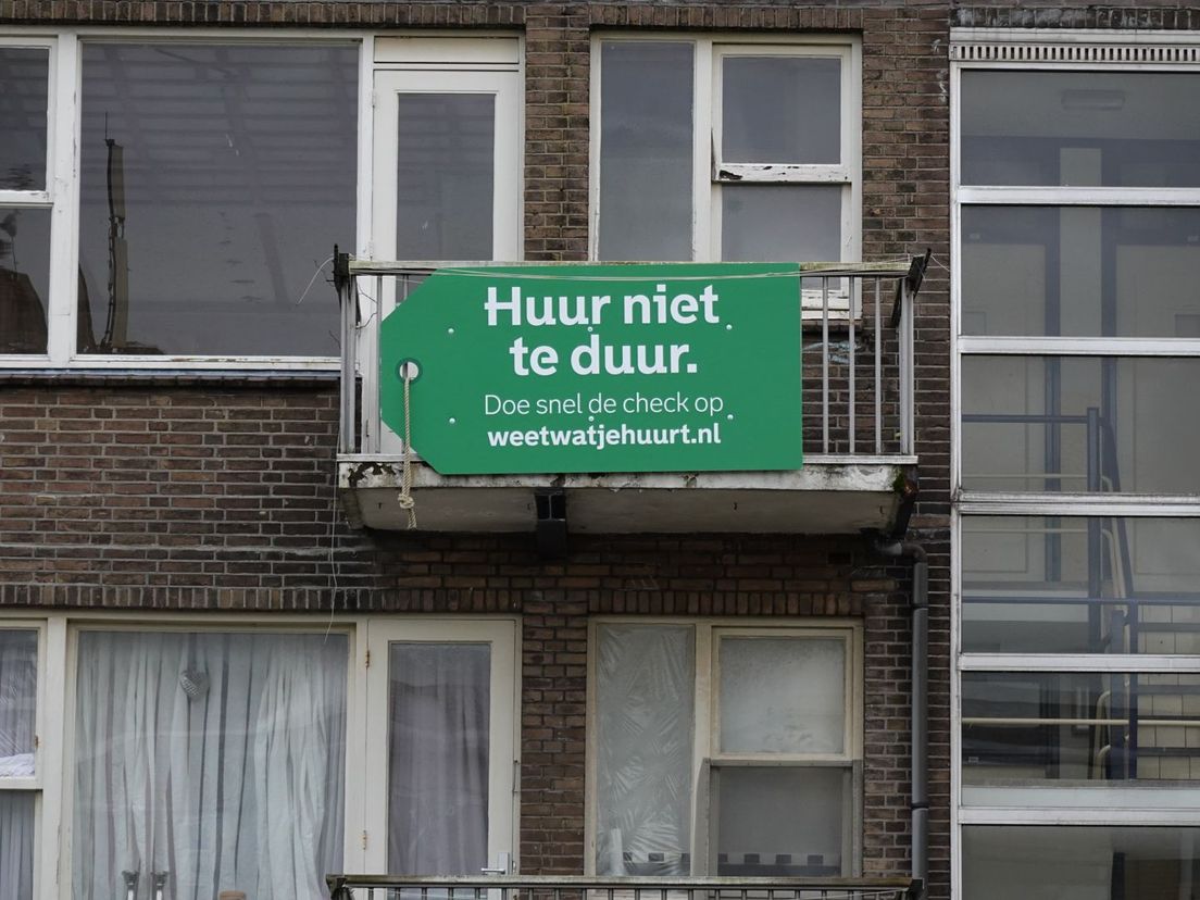 Posters met 'Huur niet te duur' in Rotterdam-Carnisse