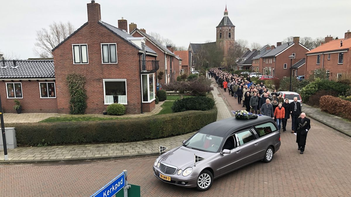 In beeld: Honderden mensen bewijzen Meindert Schollema laatste eer